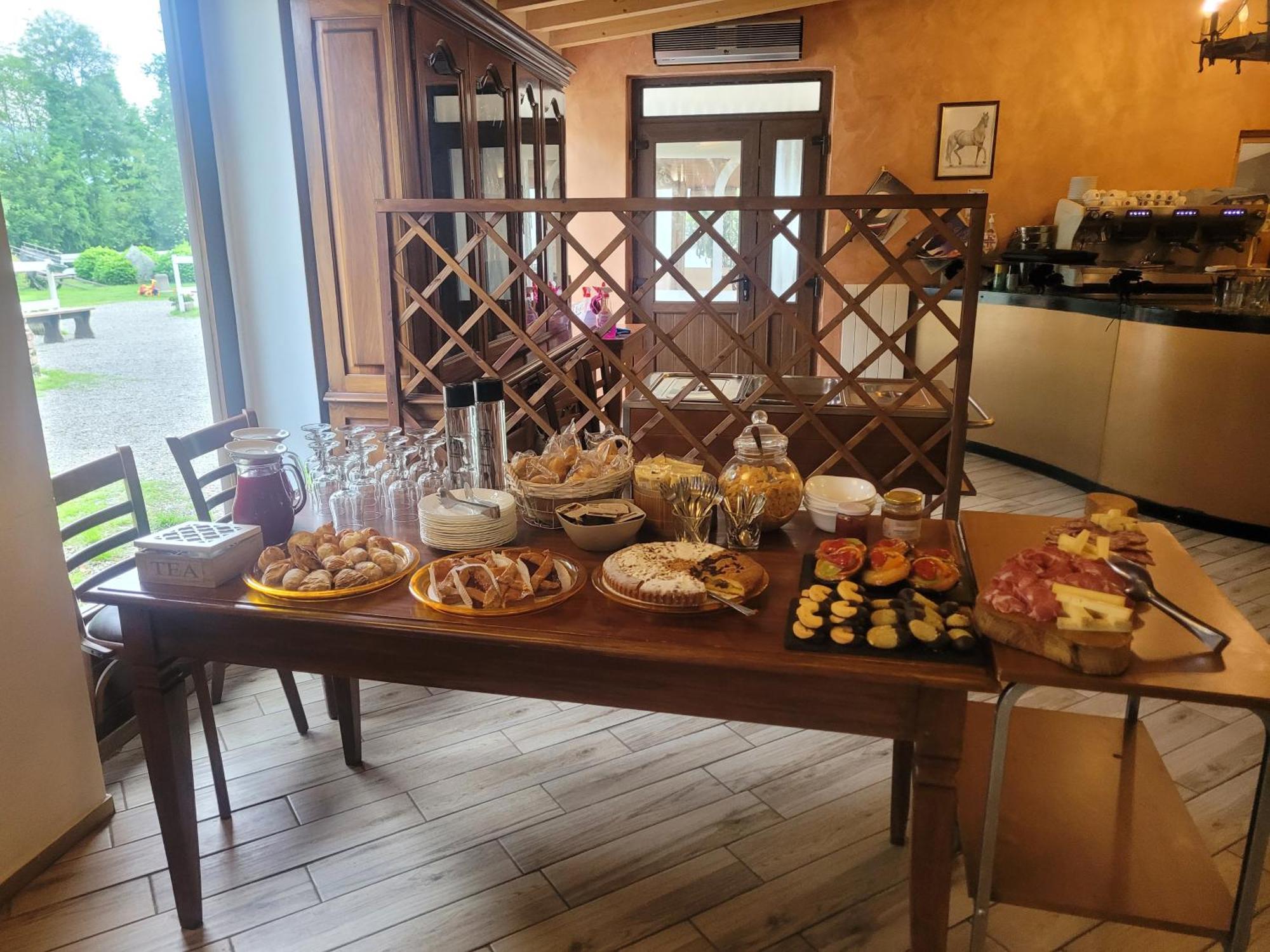 Agriturismo La Fornace Centro Ippico Como Eksteriør billede